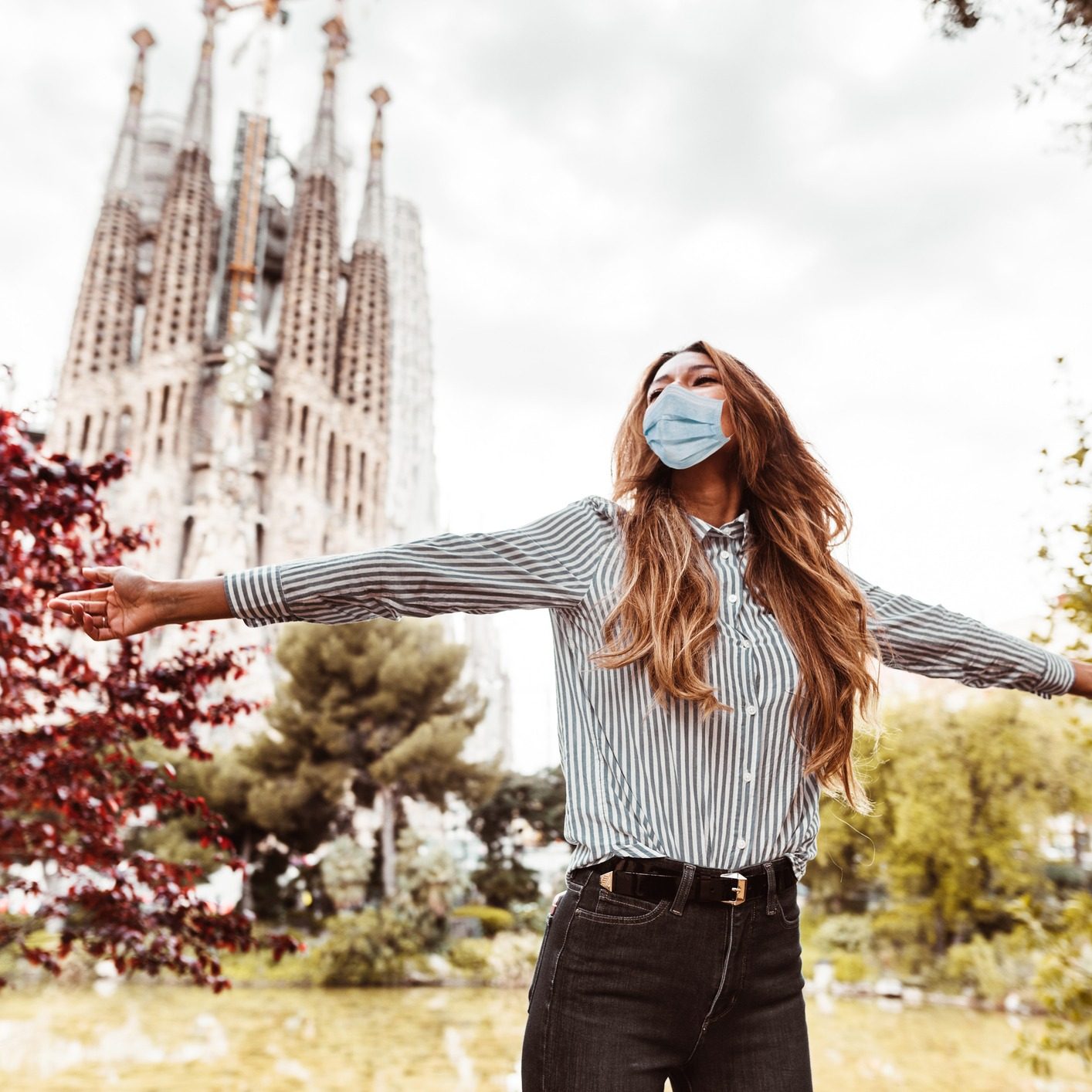 tourist in barcelona with face mask